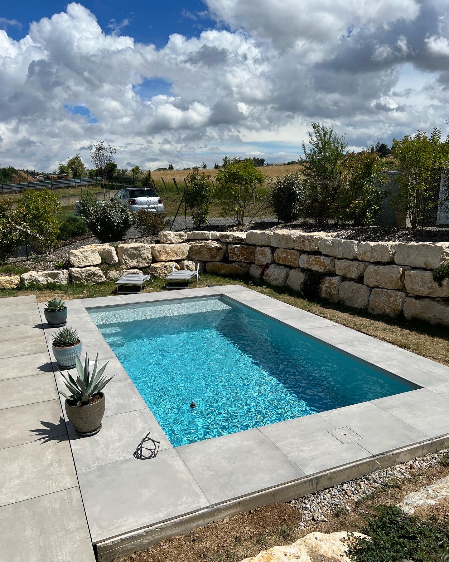 Aménagement de piscine avec bordure et margelles