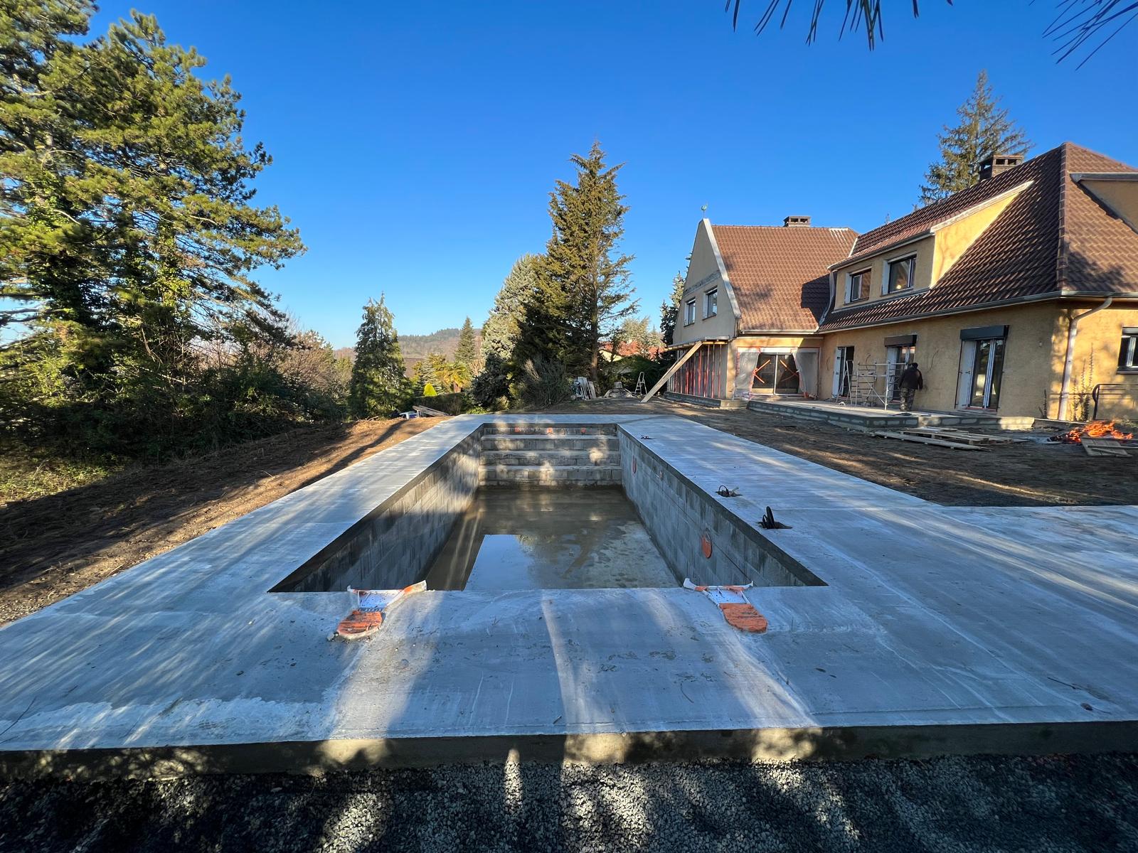 Avancée significative dans la construction de la piscine à Saint-Cyr, vue d’ensemble du site. Avancée significative dans la construction de la piscine à Saint-Cyr, vue d'ensemble du site.