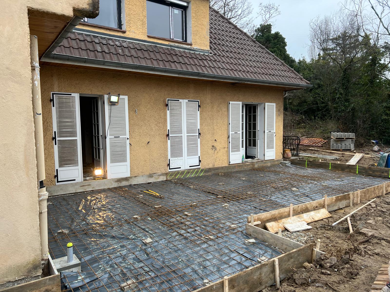Préparation des fondations pour la terrasse à Saint-Cyr, structure en acier apparente. Préparation des fondations pour la terrasse à Saint-Cyr, structure en acier apparente.