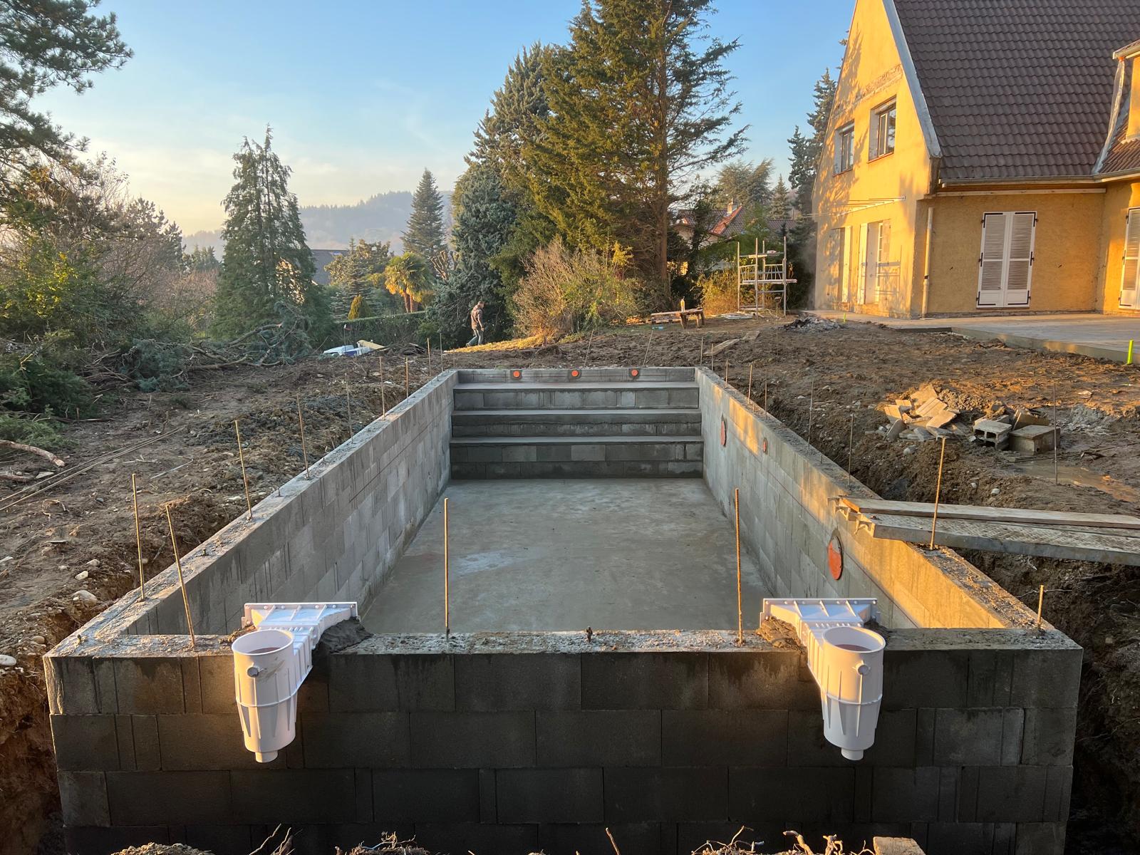 Détails techniques et préparatifs sur le chantier de la piscine à Saint-Cyr. Détails techniques et préparatifs sur le chantier de la piscine à Saint-Cyr.