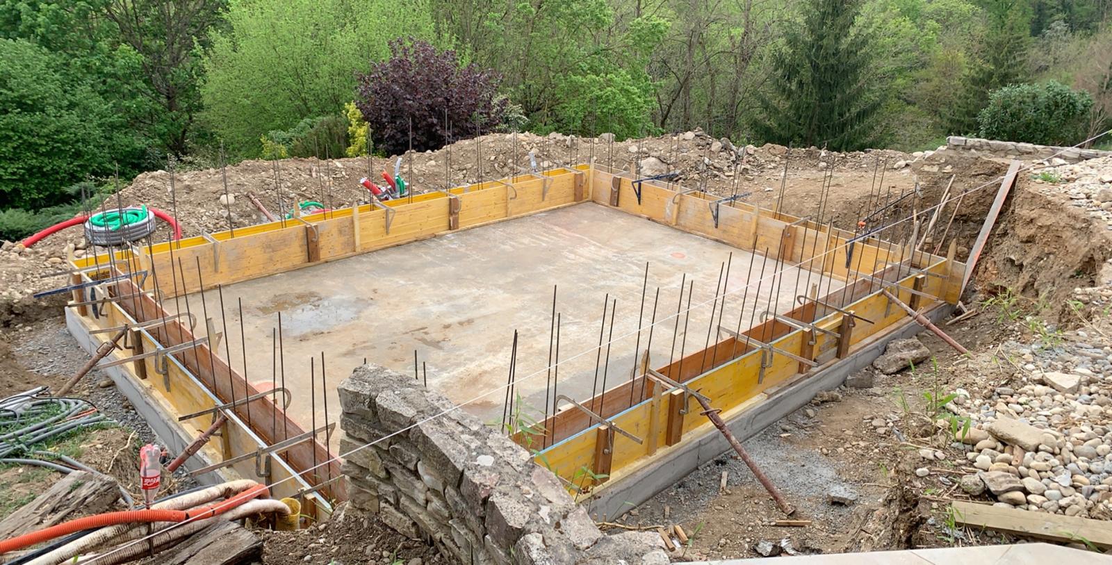 Fondation en béton pour la piscine à Francheville