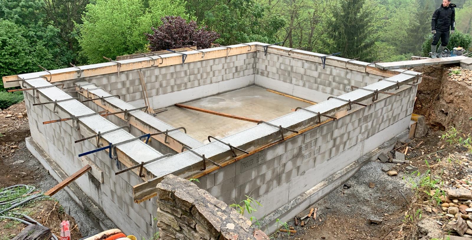 Montage des murs pour la piscine à Francheville